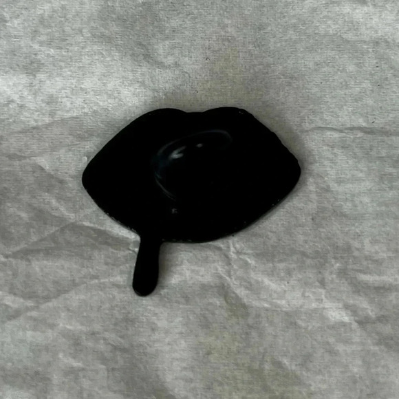 💥5 for $25 Sale💥 Goth Glam: Sparkling Black Lips Brooch - Unleash Your Dark Side - Picture 5 of 6